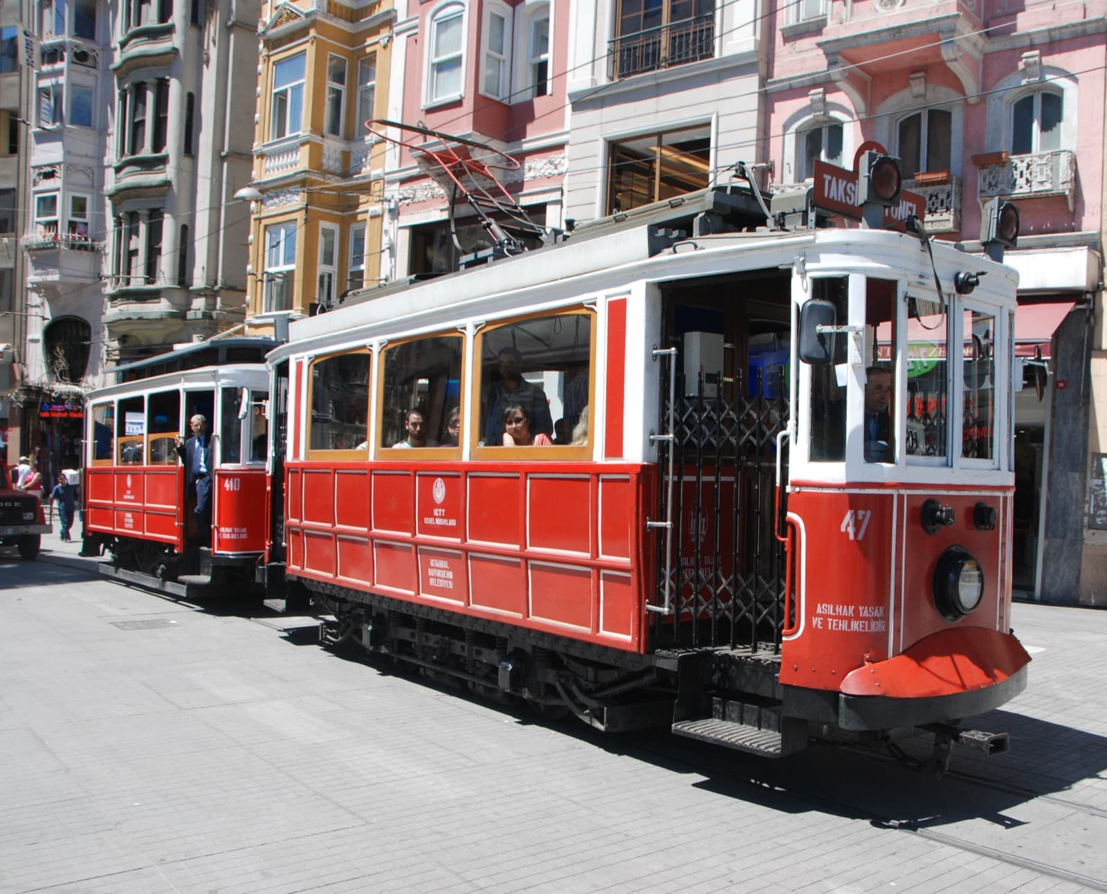 Tramway nostalgique rouge sur l'avenue Istiklal à Beyoğlu, Istanbul