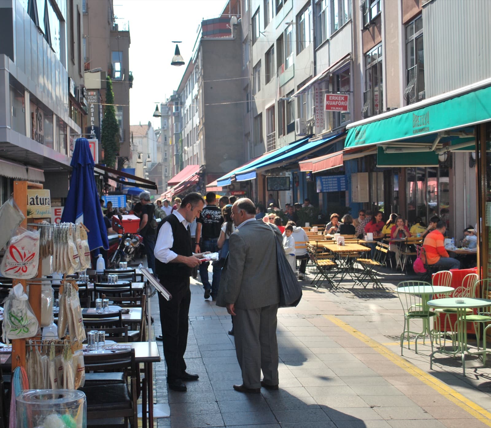 Rue Güneşlibahçe à Kadıköy, étals du marché sur la rive asiatique d'Istanbul