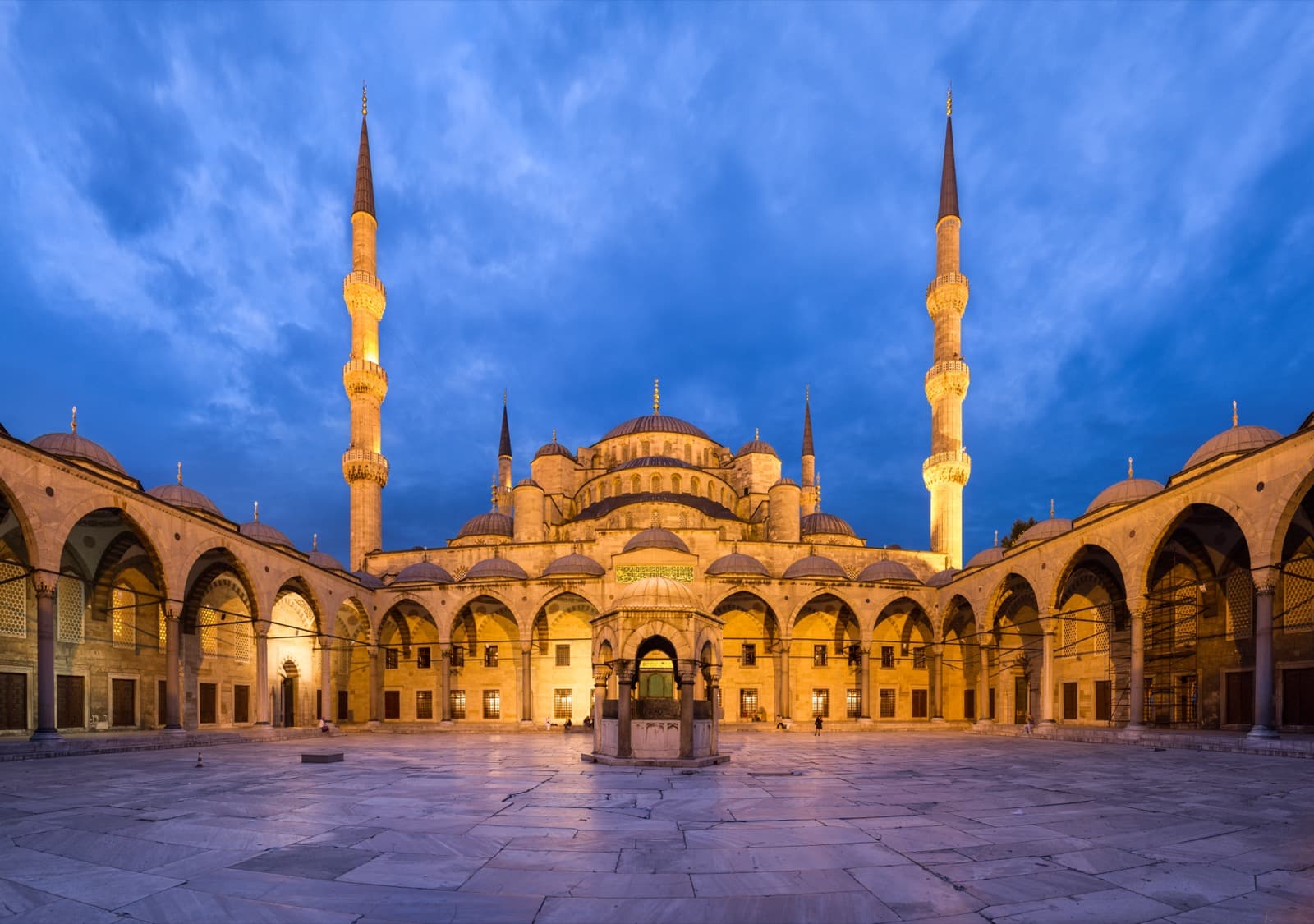 Cour intérieure de la Mosquée bleue à Istanbul au crépuscule