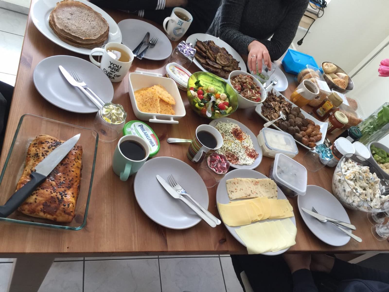 Petit déjeuner turc servi à l'hôtel : fromages, olives, oeufs et thé