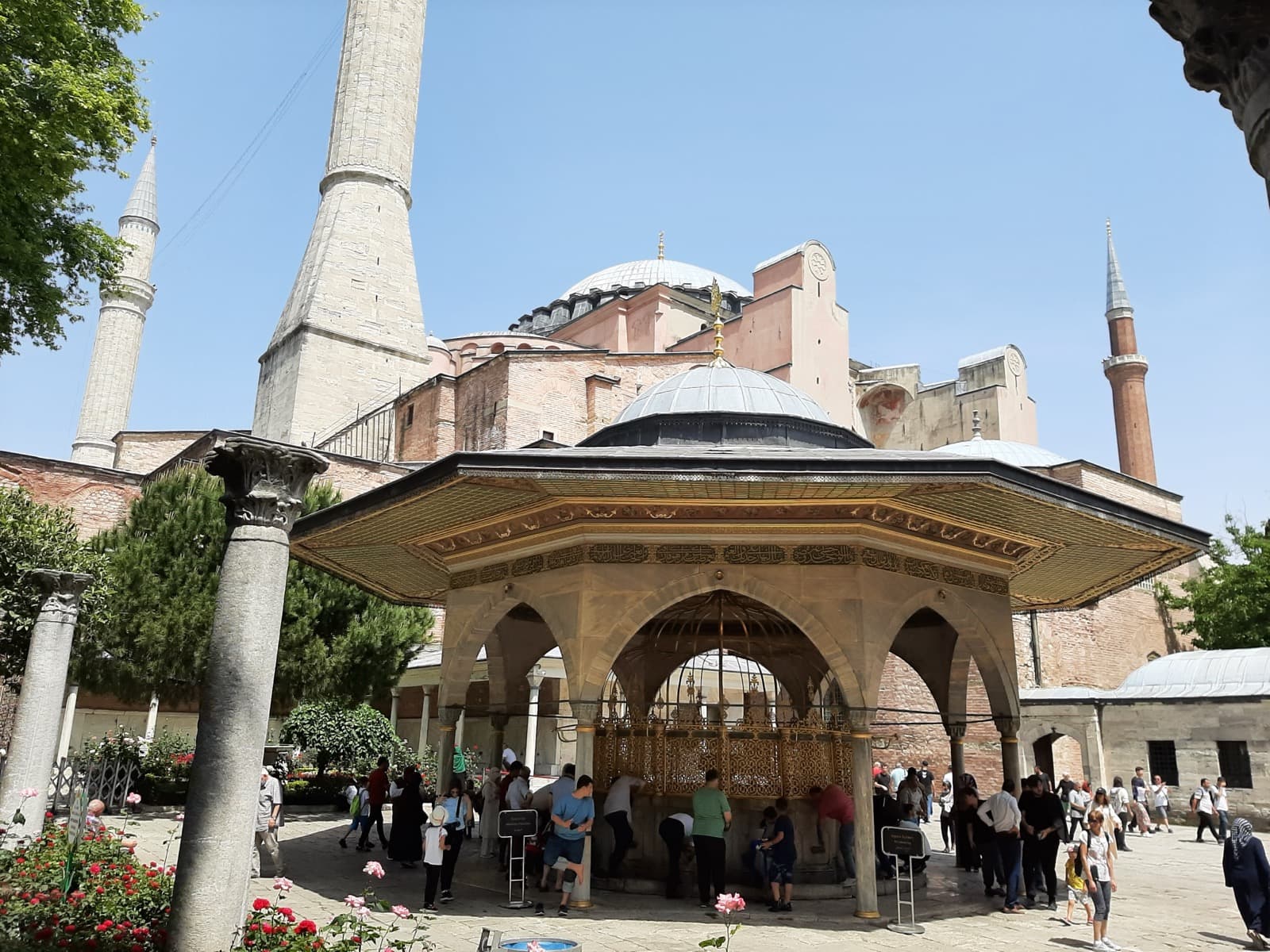 Sainte-Sophie à Sultanahmet, coupole et minarets vus depuis le parvis