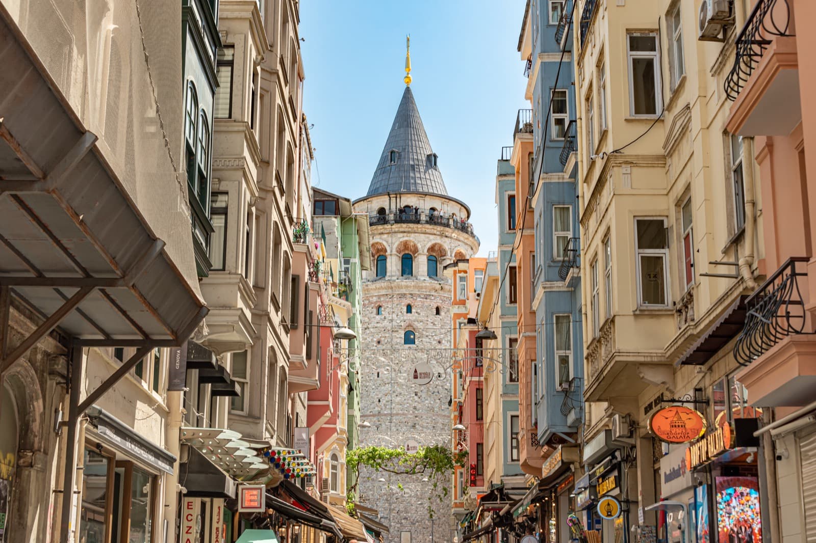 La tour de Galata au-dessus des toits de Karaköy, à Beyoğlu